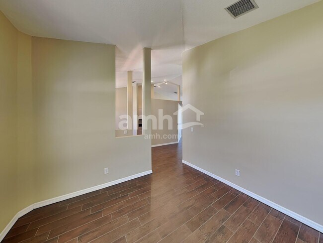 Building Photo - 1403 22nd Ave W