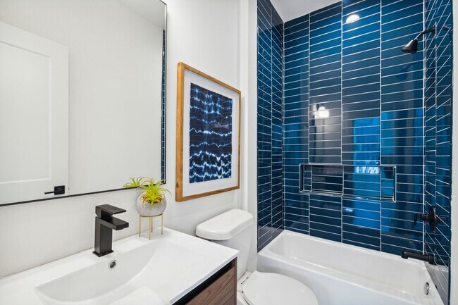 Building Photo - Designer Townhome Walking Distance to Summ...