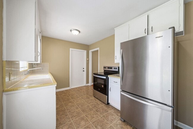 Building Photo - 3 Bedroom/1 Bathroom Ridgeview Subdivision
