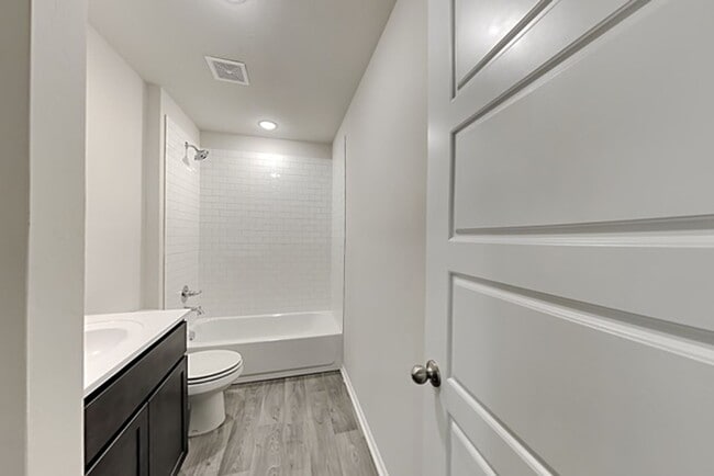 Building Photo - Spacious 4 Bedroom 2 Bathroom Home in Yukon Schools