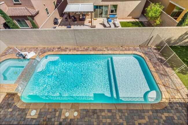 Building Photo - Fabulous Home with NexGen Sutie!