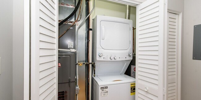 Building Photo - Recently Rehabbed, Top Floor 2bd/2bth Avail 5/20