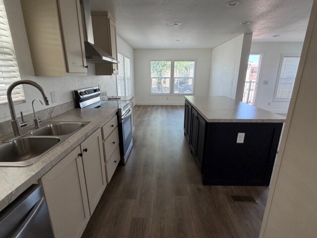 Building Photo - 2060 N Center St