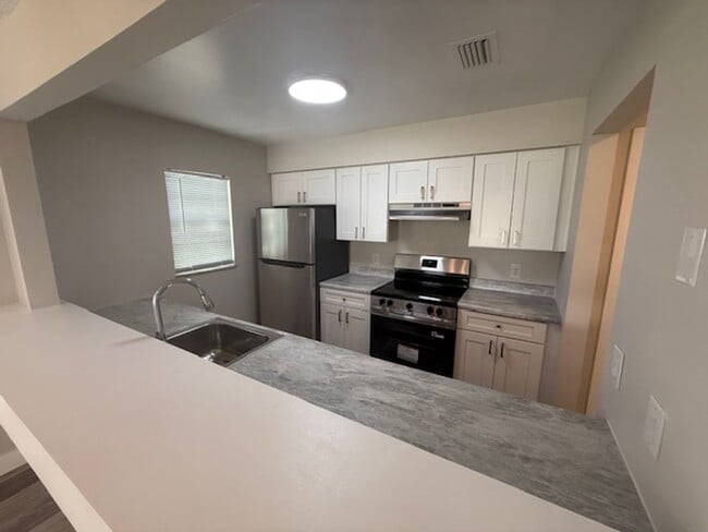 Building Photo - 2 Bedroom/1 Bathroom Apartment