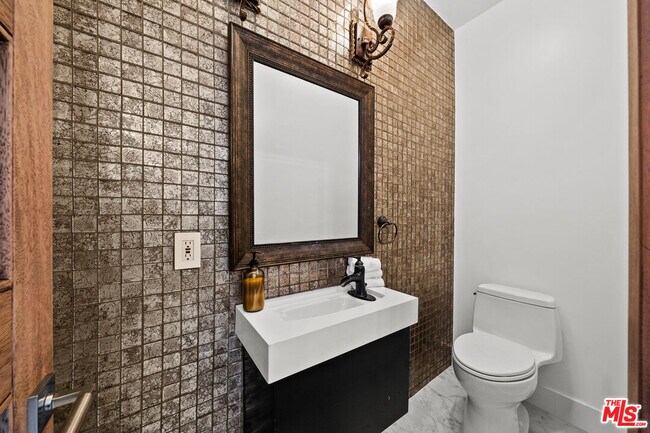 Building Photo - 355 S Sycamore Ave