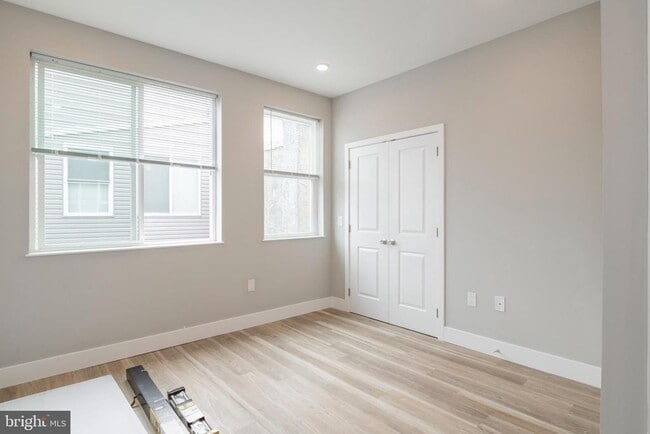 Building Photo - 2009 N Darien St