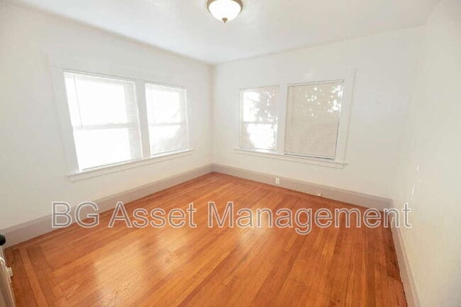 Building Photo - 3808 Lakeshore Ave