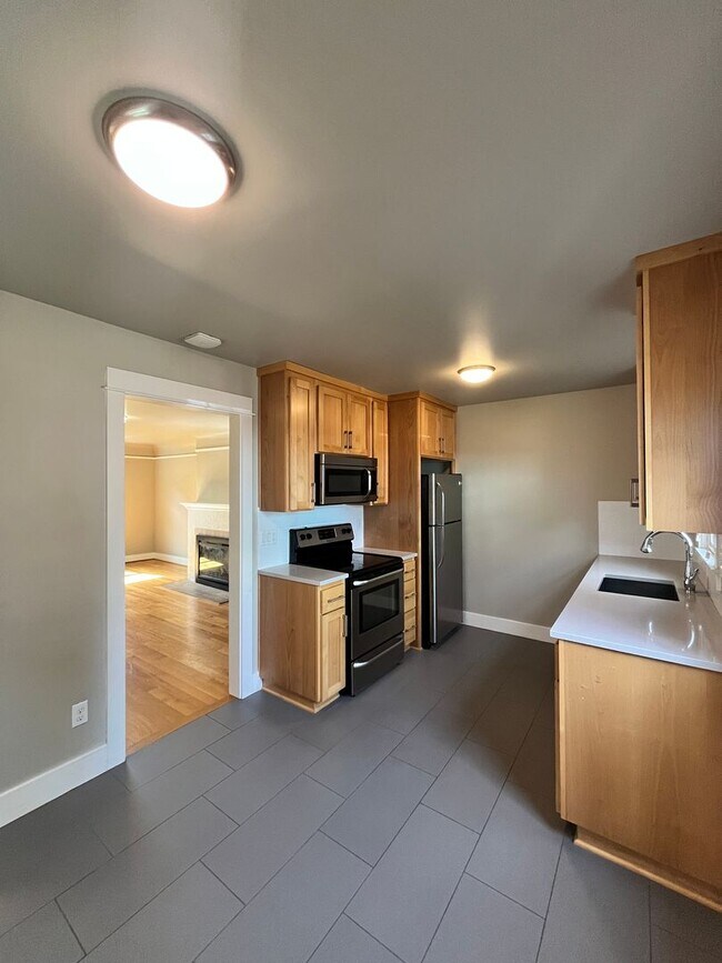 Building Photo - Gorgeous 2-Bedroom Townhome! Hardwood Floo...