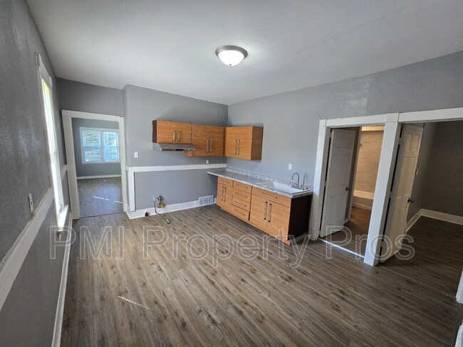 Building Photo - 2478 W Chambers St