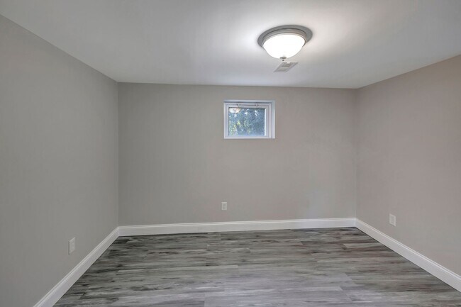 Building Photo - Beautiful Cape Cod 5 Bedroom