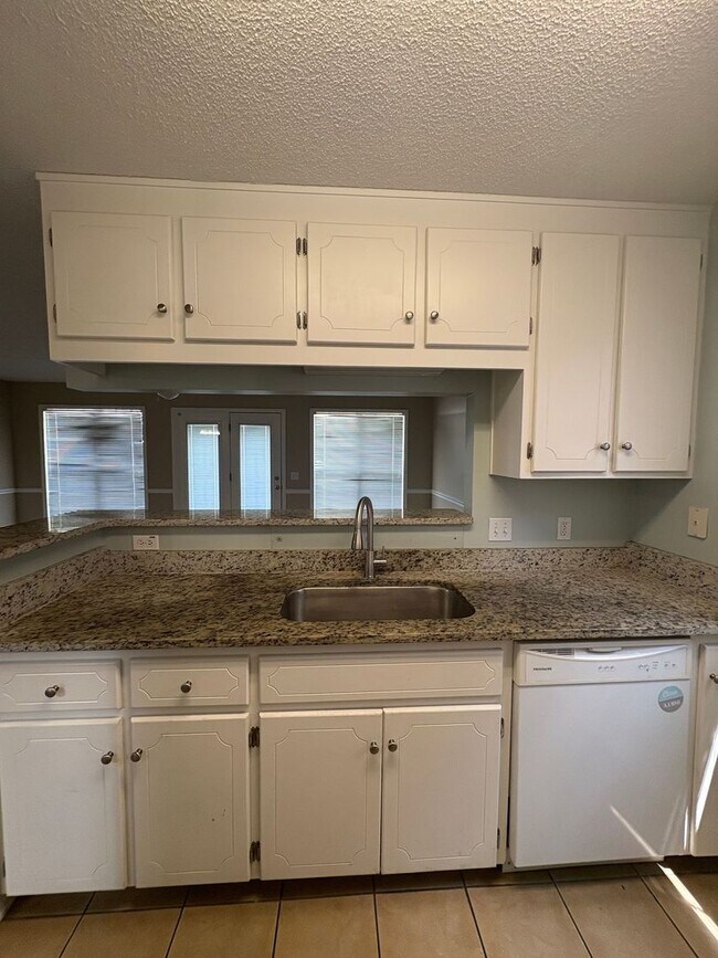 Building Photo - WAKEFIELD SUBDIVISION - Double Garage!  GRANITE COUNTERTOPS.