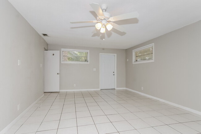 Building Photo - 831 NW 43rd Ave