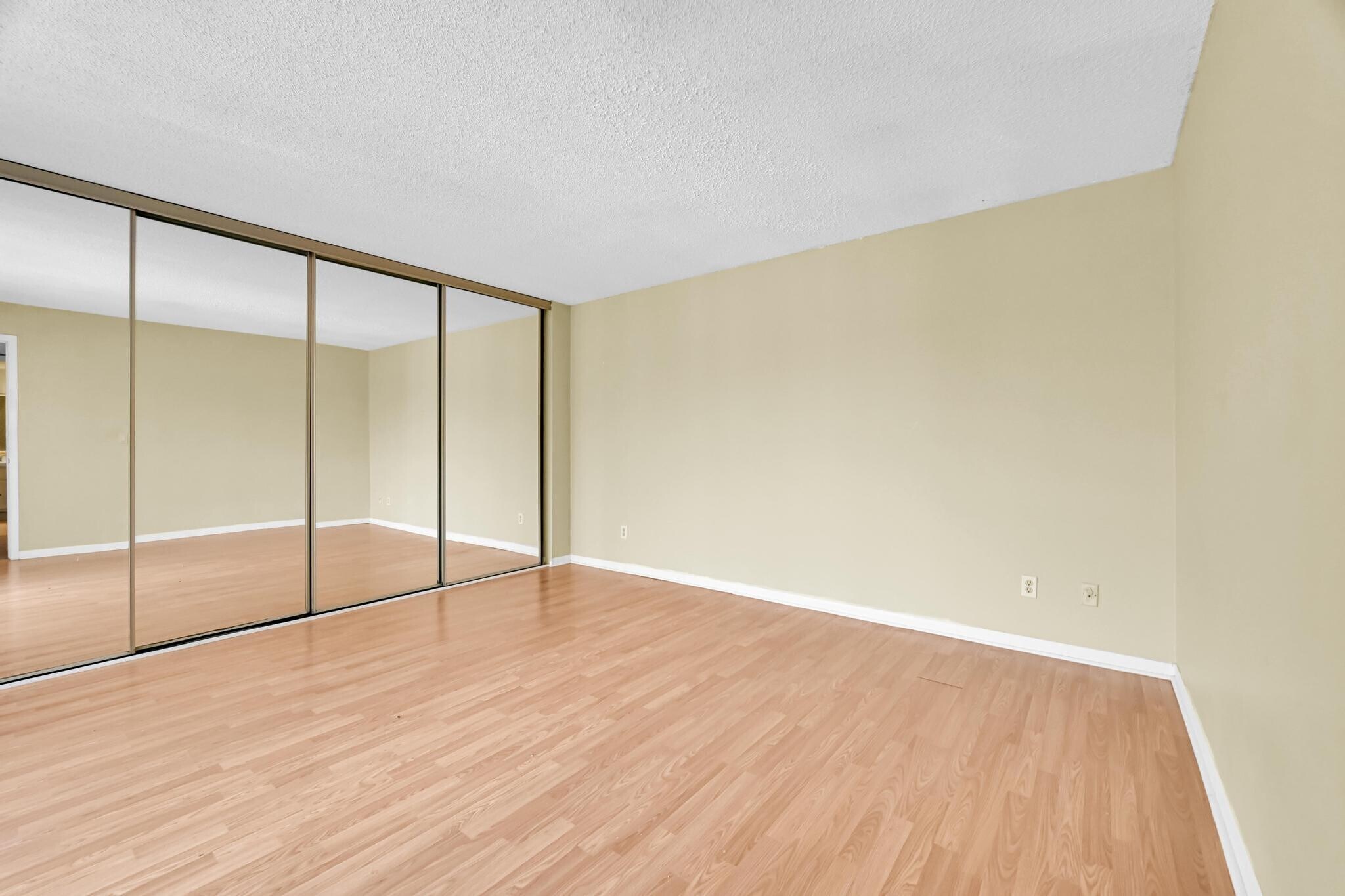 Primary room - 1458 N Lawnwood Cir