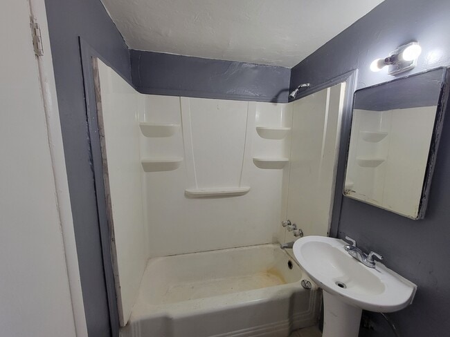 Building Photo - 461 W Thurber Rd