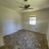 Building Photo - 302 Larsen St