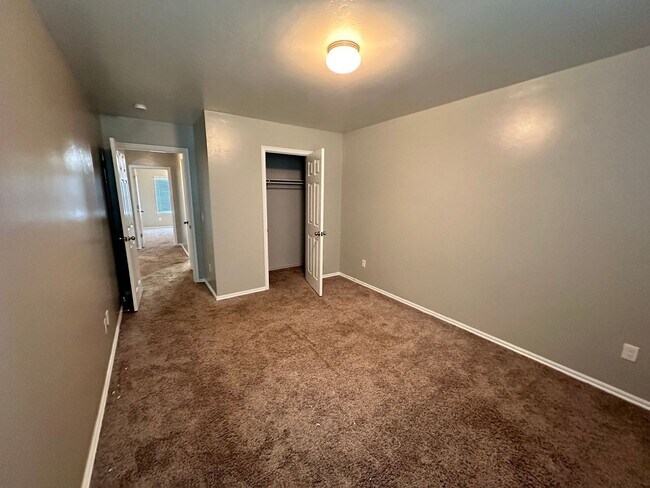 Building Photo - 3 bed 2 bath in Mustang- Move in Special!