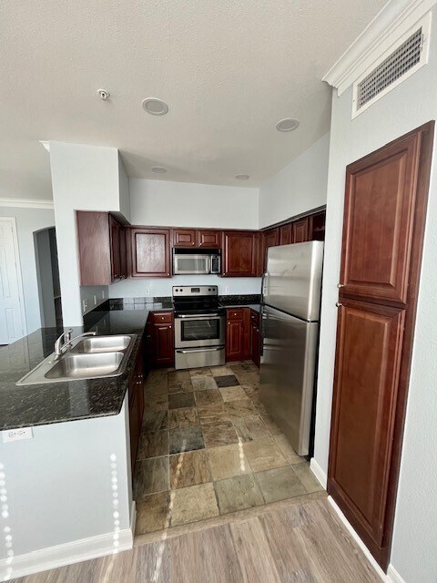 Building Photo - 7575 Kirby Dr