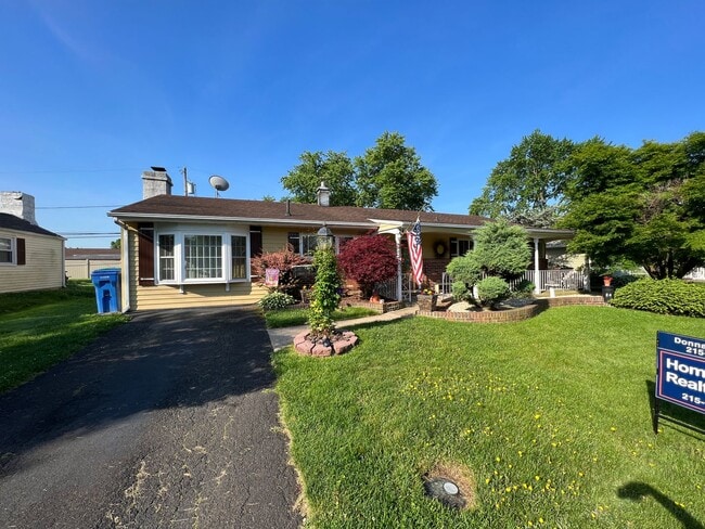 Building Photo - Beautiful Large 3 bedroom 2 bath in Levitt...