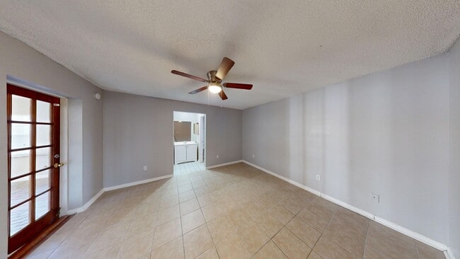 Building Photo - 3 Bed / 2 Bath Home In Deltona Available NOW!!