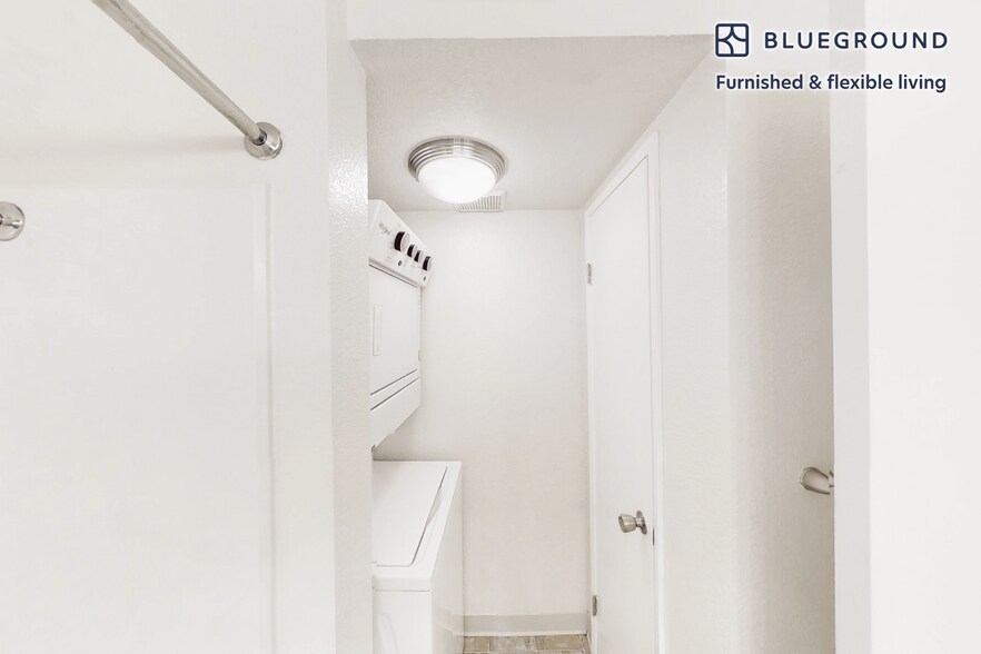 Building Photo - 121 Roble Rd