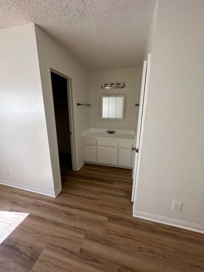 Building Photo - Newly Remodeled South Corona Family Home