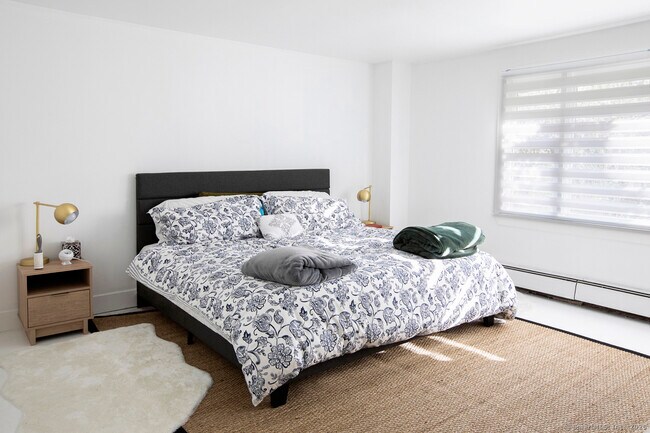 Building Photo - 10 Sentry Hill Rd