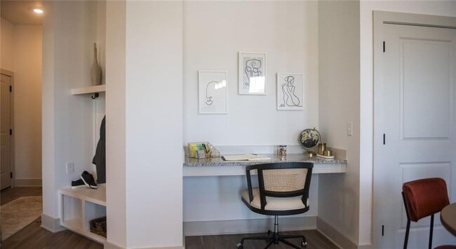 Building Photo - 1000 Rea Dr SW