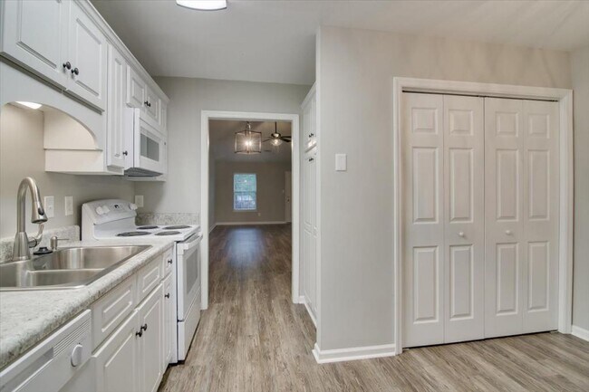 Building Photo - 684 Brook Trail