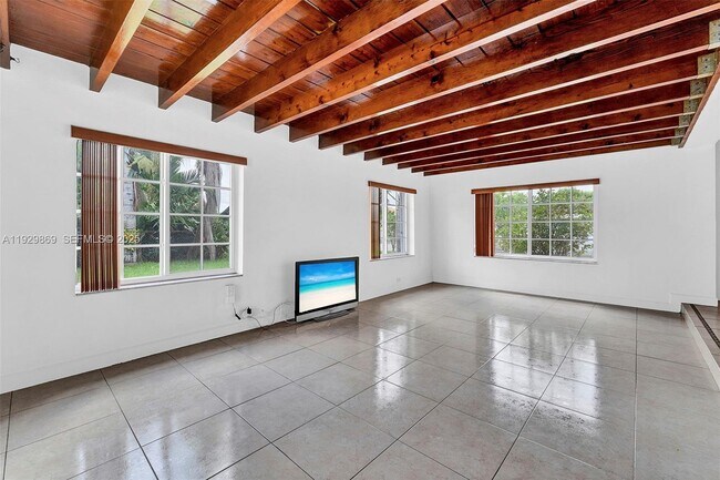 Building Photo - 361 SE 6th Ave