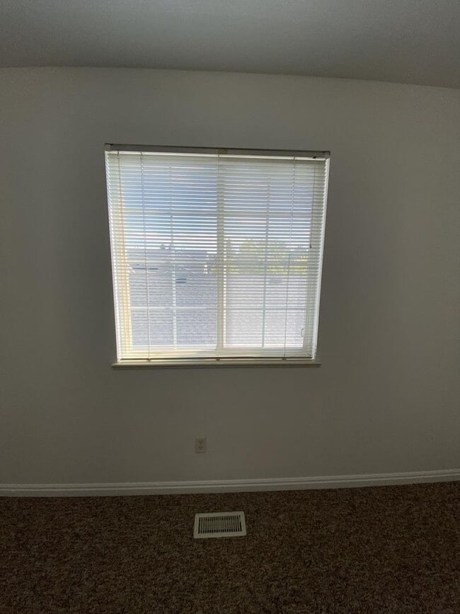 Building Photo - 1556 Talon Dr