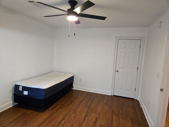 Building Photo - 802 W Longleaf Dr