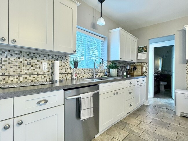 Building Photo - 3 Bed/2.5 Bath - Cape Cod Charm with Modern Comforts Throughout