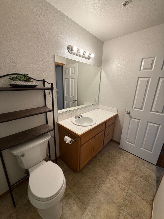 Building Photo - 4 bedroom townhome in Alicia Meadows with $500.00 off February rent if moved in by January end!