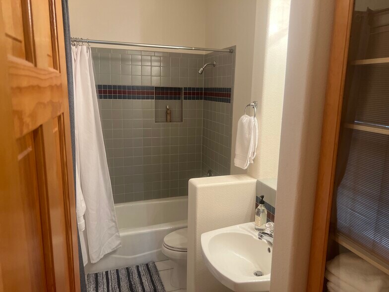 Building Photo - 2504 Griegos Pl NW