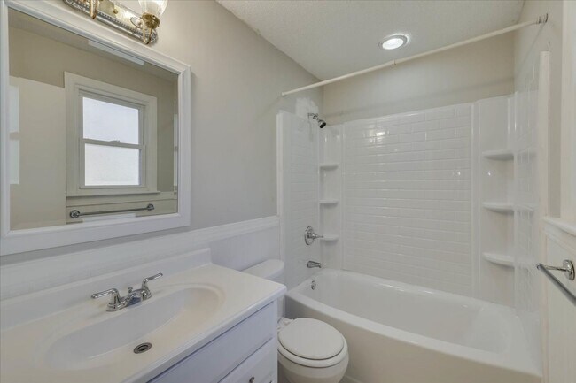 Building Photo - 3 Bed/2Bath home with garage, sunroom, and shed in Martinez