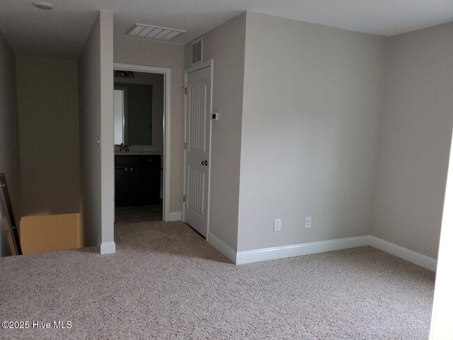 Building Photo - 560 Hampstead Pl