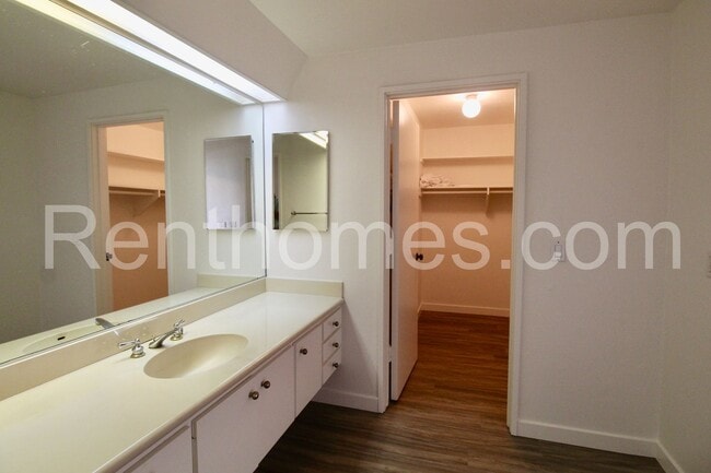 Building Photo - La Jolla, 5383 Chelsea St #104, Beautiful Ocean Views, Controlled Access Building and Parking!