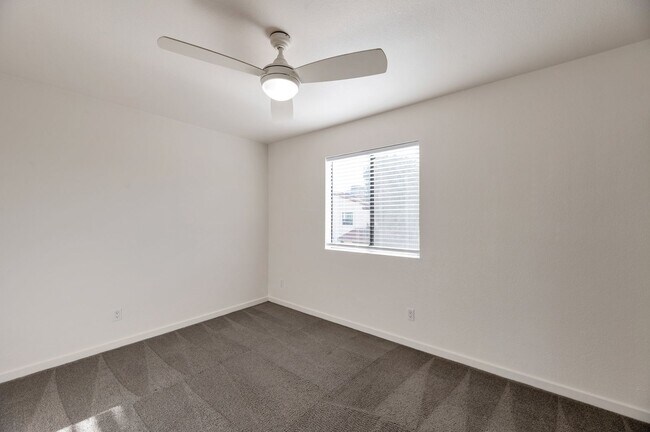 Building Photo - Modern 2-bedroom condo in North Phoenix!