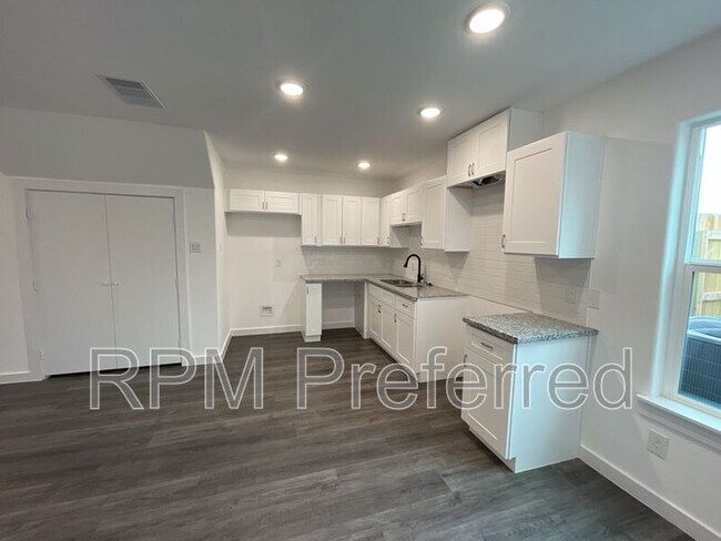 Building Photo - 8226 Linda Vista Rd