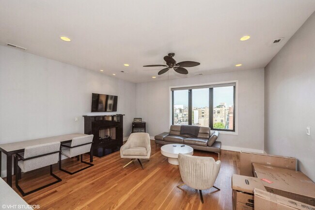 Building Photo - Impeccable 3 bedroom 2.5 bath condo located in the heart of Ukrainian Village / Humboldt Park / W...