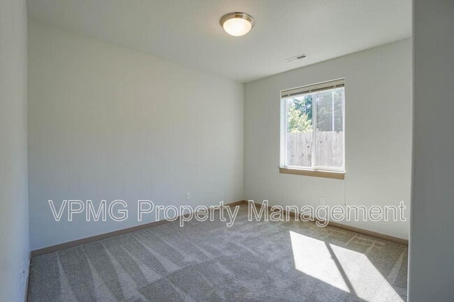 Building Photo - 13801 NE 33rd Cir