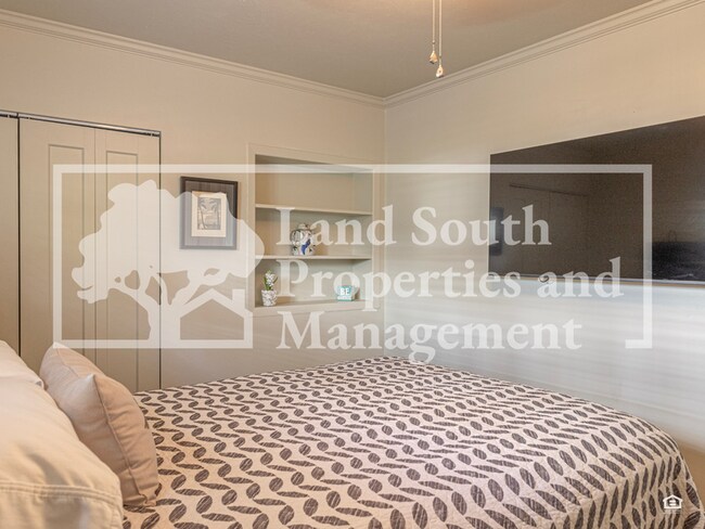 Building Photo - 327 Easton Dr