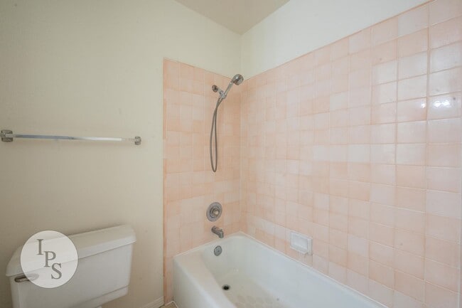 Building Photo - North West Fresno Home, 3BR/2BA, 1878sf, NEW CARPET - Lots of Amenities!