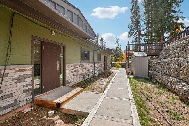 Building Photo - Serenity and Views with this 3 bedroom/3Bathroom Townhome in Buffalo Ridge