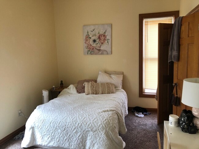 Building Photo - 1730 W Kilbourn Ave