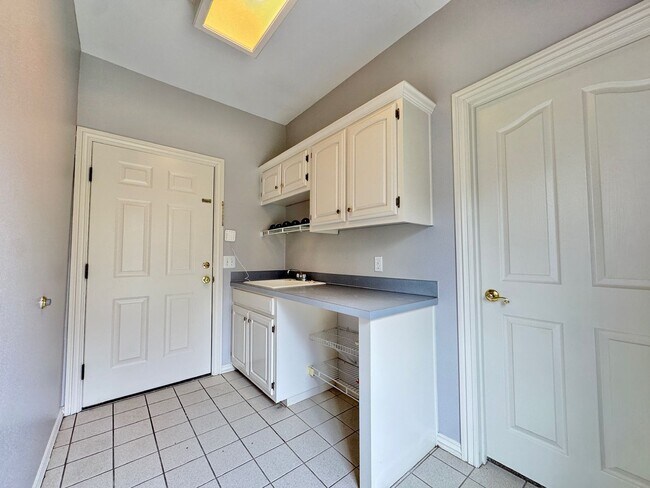 Building Photo - East Fayetteville 7 bedrooms 5 baths, VANDERGRIFF DIST - beautiful spread