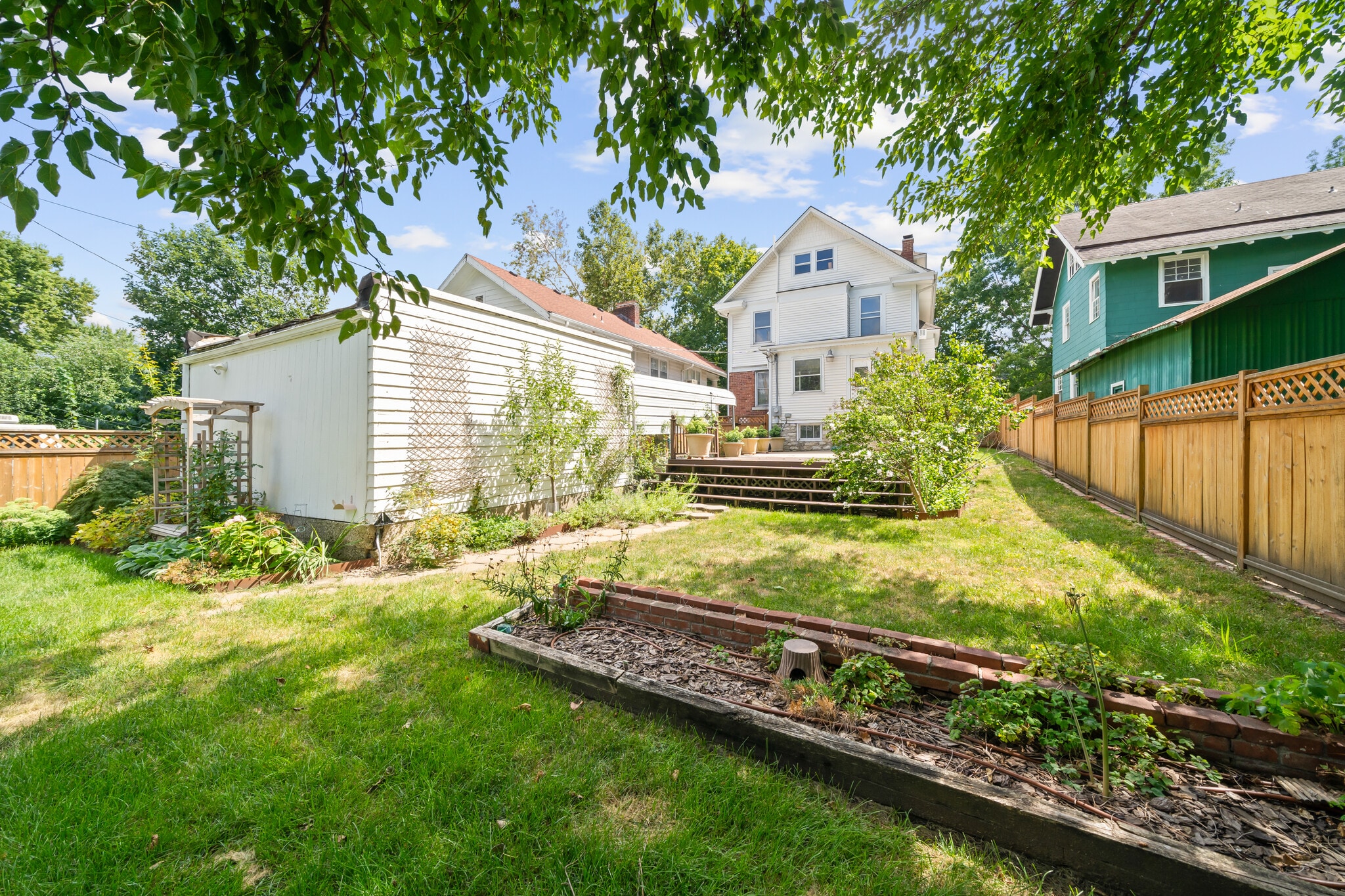 Building Photo - 834 W 39th Ter