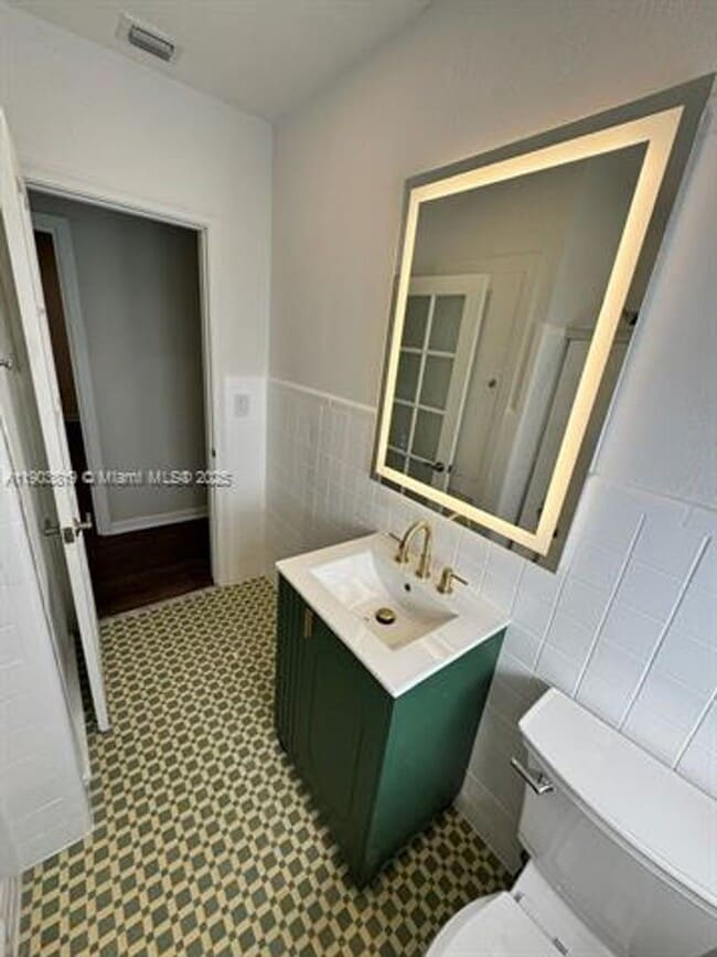 Building Photo - 2210 SW 25th St