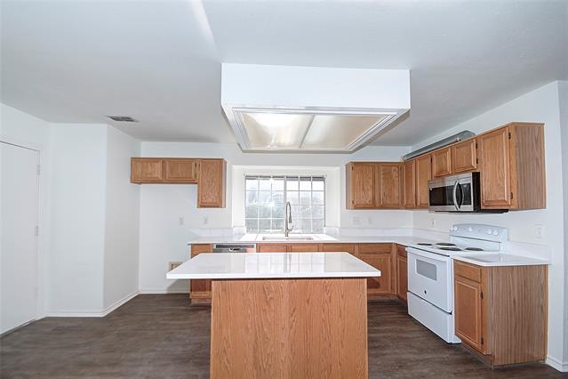 Building Photo - 8221 Edgewater Dr