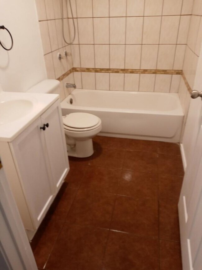 Building Photo - 2 bedroom and 1 bathroom unit ready to move in in Charlotte.